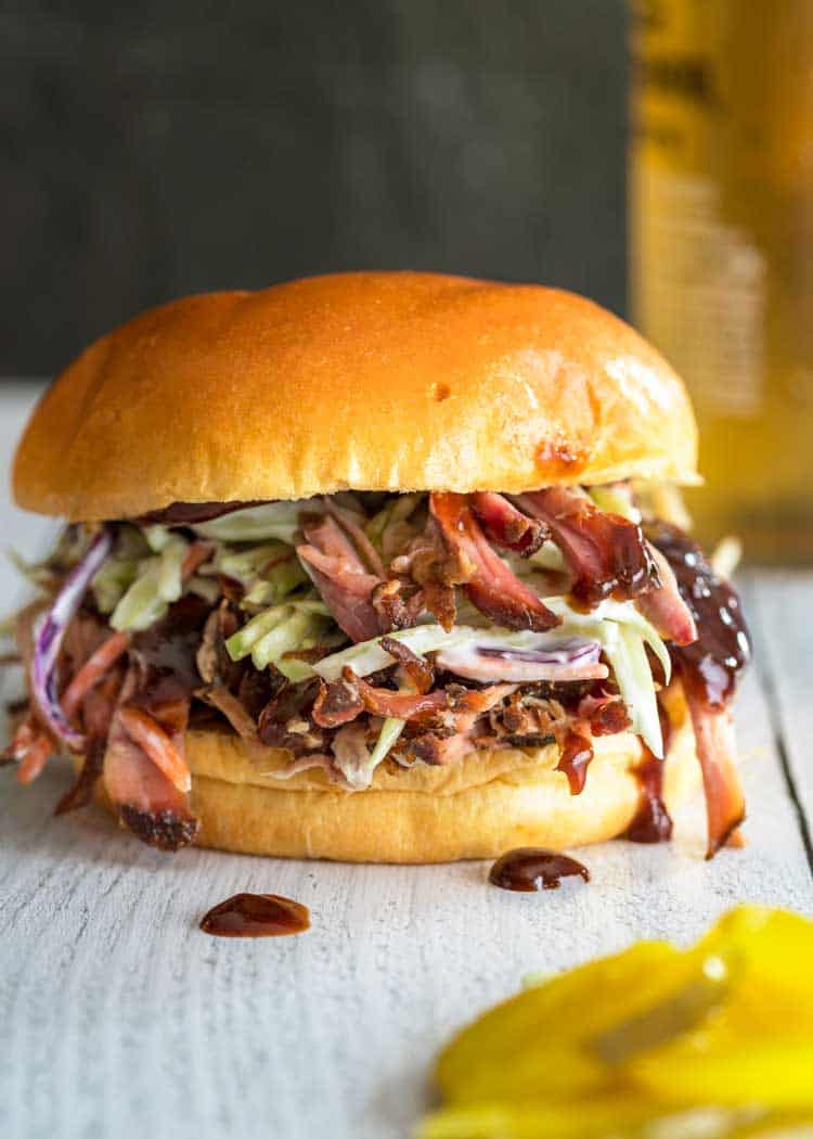 Cloe up di Classic Pulled Pork Sandwich