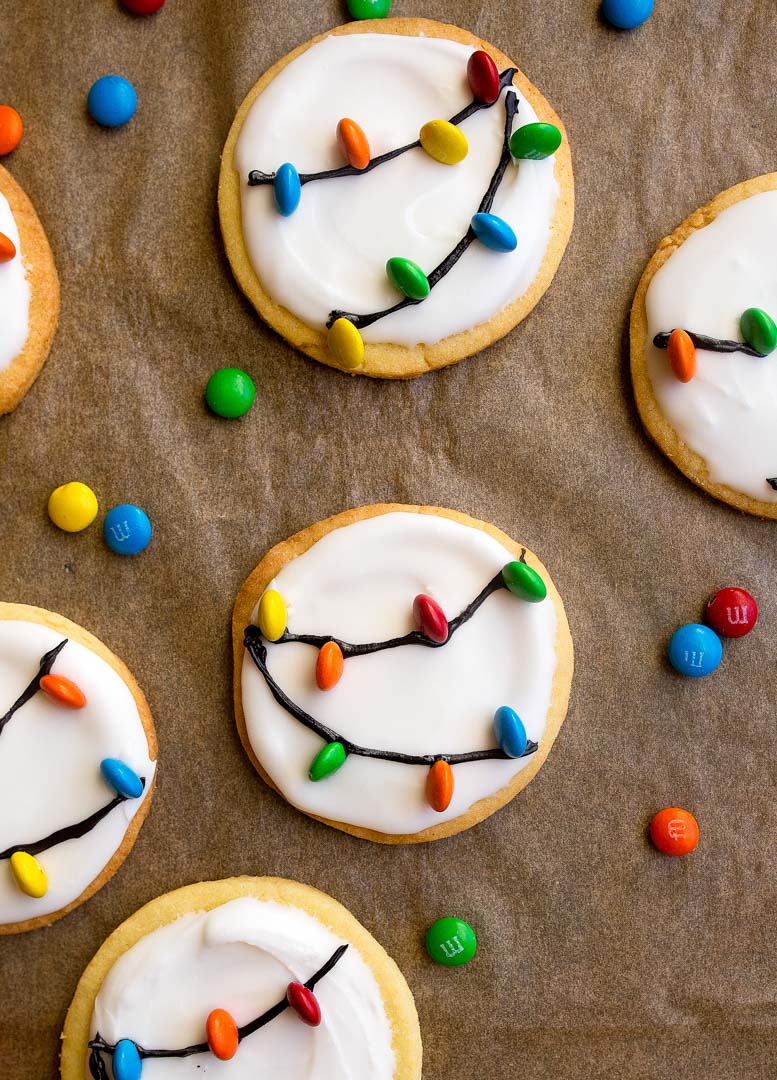 Biscotti di luci di Natale per Babbo Natale! Una piccola ricetta per biscotti di zucchero con glassa reale facile e M & Ms.