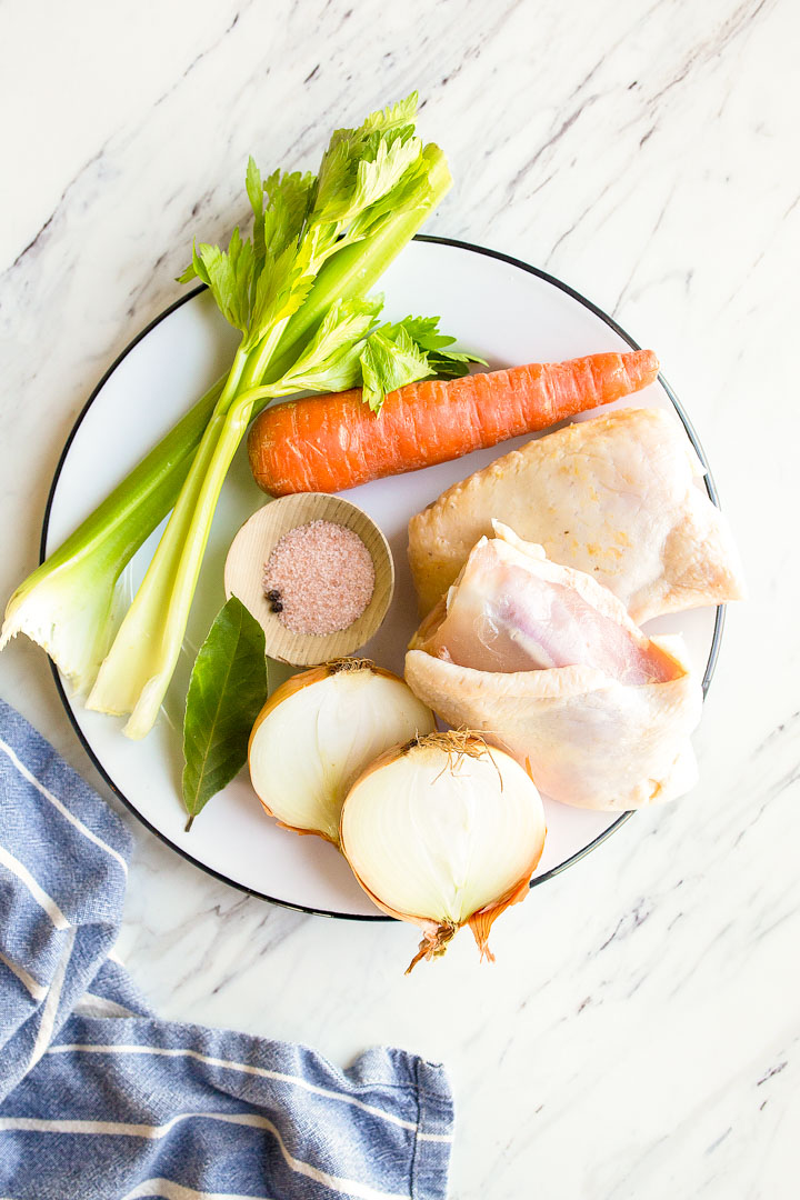 Ricette di pollo Instant Pot: brodo di pollo pentola a pressione. Mini ricette Instant Pot per due. Ricetta istantanea per piccoli lotti di brodo di pollo