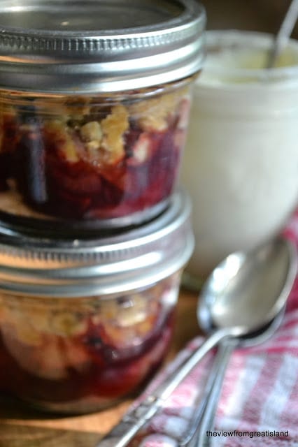 Mason Jar Cherry si sbriciola con la panna montata Mason Jar