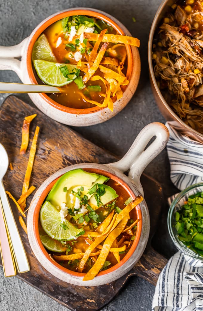 Tazón de sopa de tortilla de pollo con tiras de maíz y aguacate