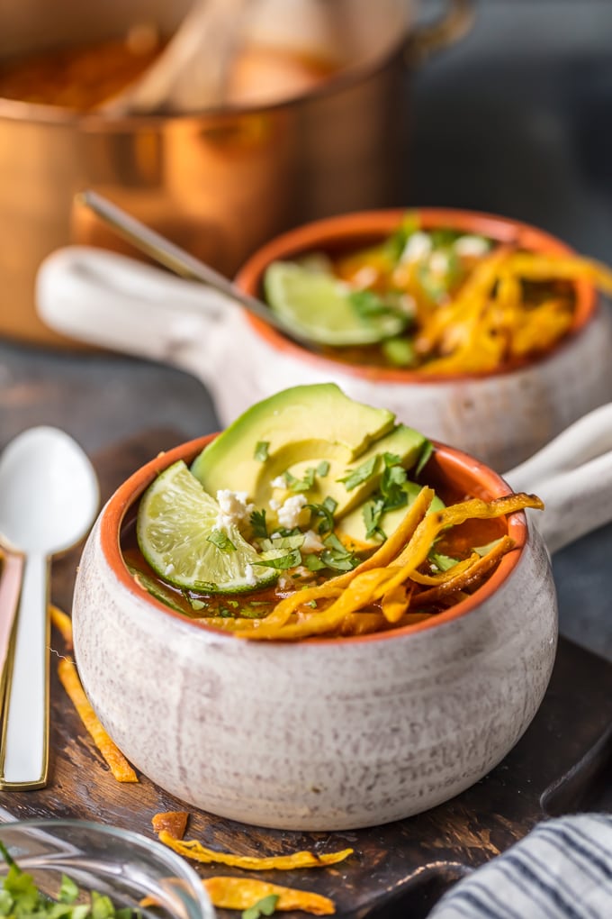 Sopa instantánea de tortilla de pollo en tazones