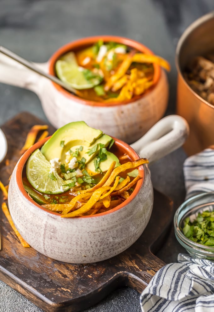2 tazones de sopa de tortilla de pollo con olla instantánea