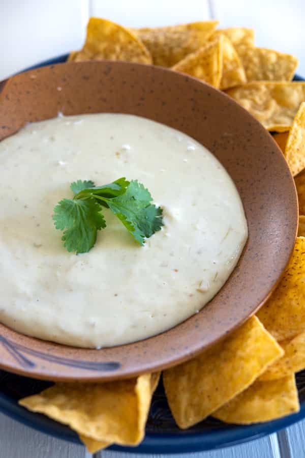 La migliore salsa di Crock Pot Cheese per le tue tortilla chips! #Materiale #superbowl # di formaggio, velveeta, senza carne, vegetariano