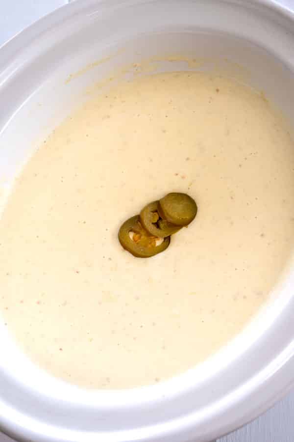 Crock Pot Cheese Dip è pronto per le patatine!