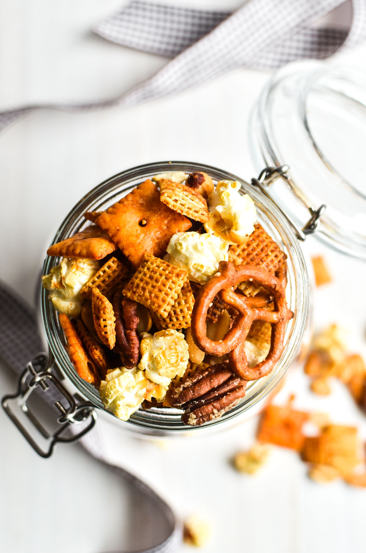 Chex snack mix in un barattolo di vetro