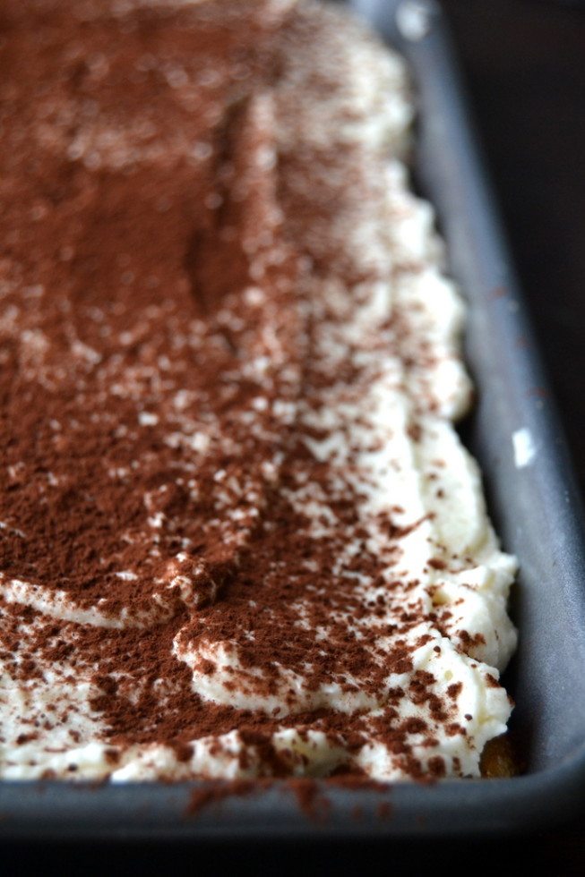 Foto di un vassoio di tiramisù senza cottura.