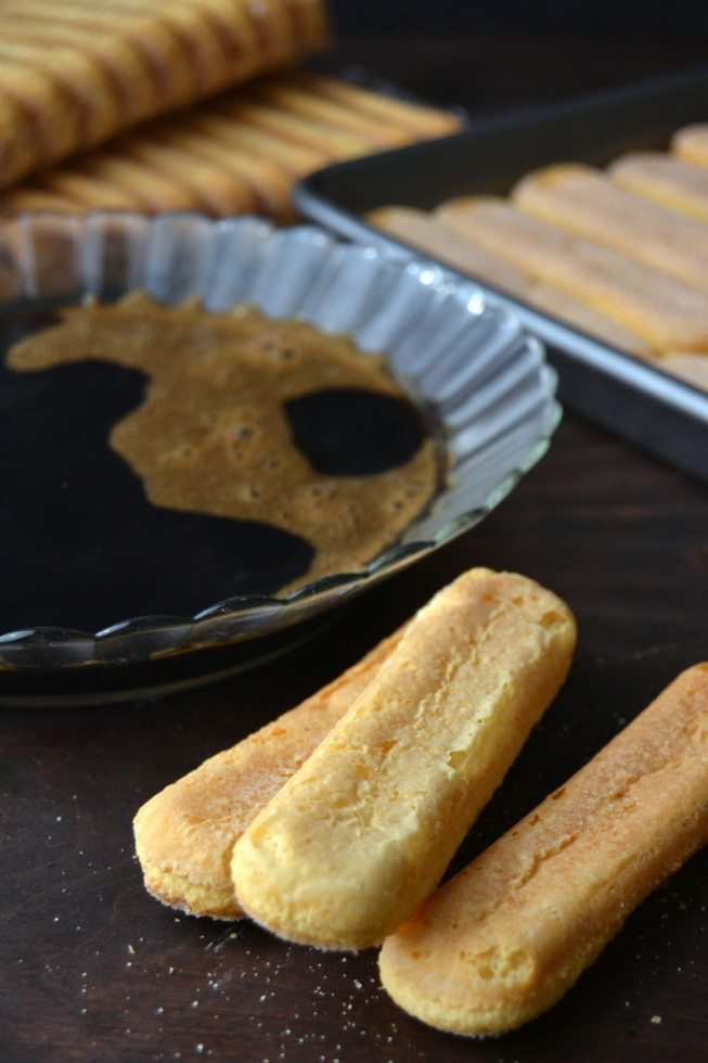Foto del caffè e del savoiardo per il tiramisù della lastra senza cottura.