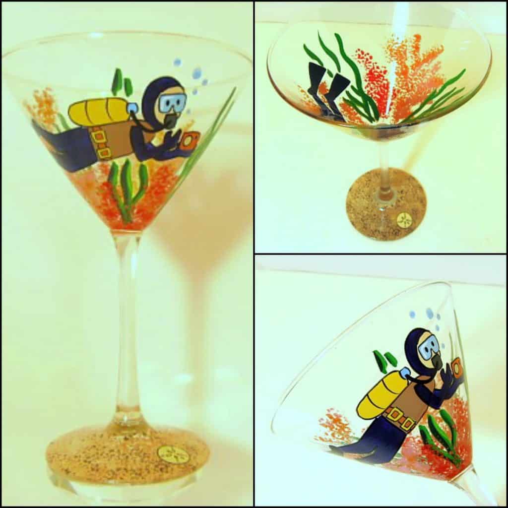 Tazza Martini dipinta a mano - Cucina Kudos di Renee - Email: info@kudoskitchenbyrenee.com per informazioni sull'ordinazione Bicchiere da martini subacqueo dipinto a mano