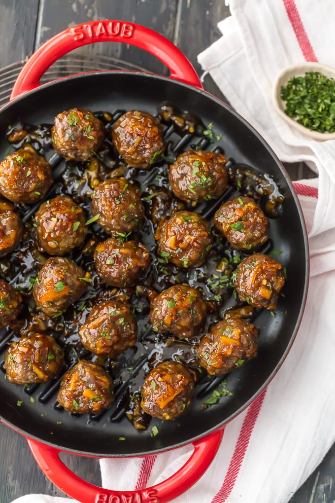 Polpette che cucinano in una padella rossa