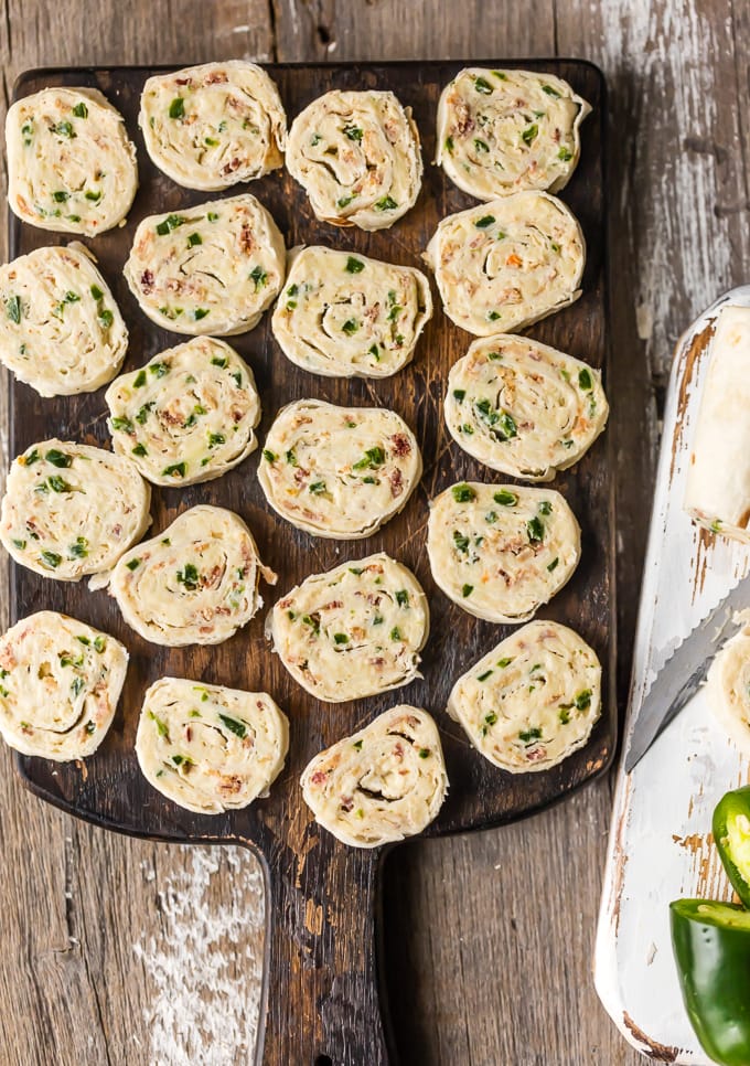 La frittata di jalapeno rotola il popper sul piatto da portata