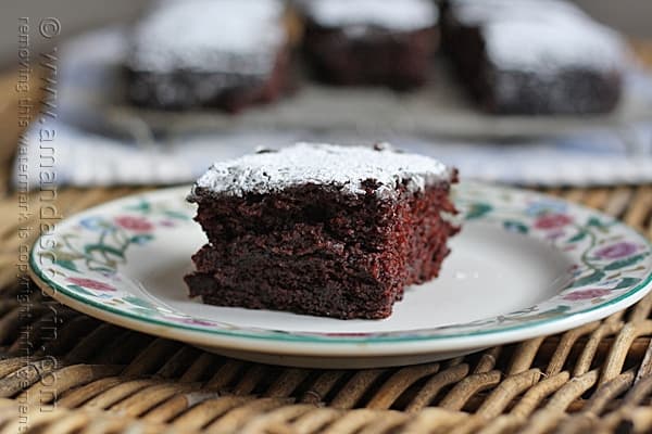 Crazy Cake, noto anche come Wacky Cake, è una ricetta vintage senza uova o burro!