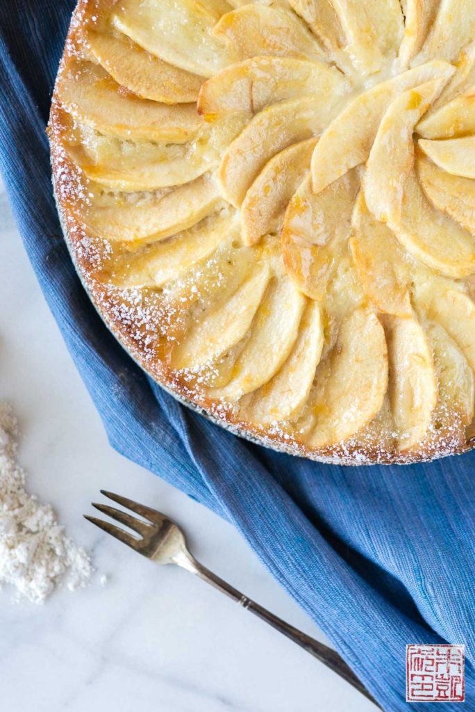 Primo piano della torta di mele marzapane