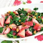Una volta provato questo piatto di spinaci e fragole saltato, rimarrai deliziato dal delizioso sapore di un piatto che viene solitamente servito crudo. - kudoskitchenbyrenee.com