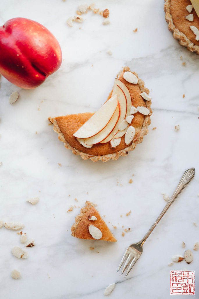 Crostate flatlay a fette di crostata di nettarine