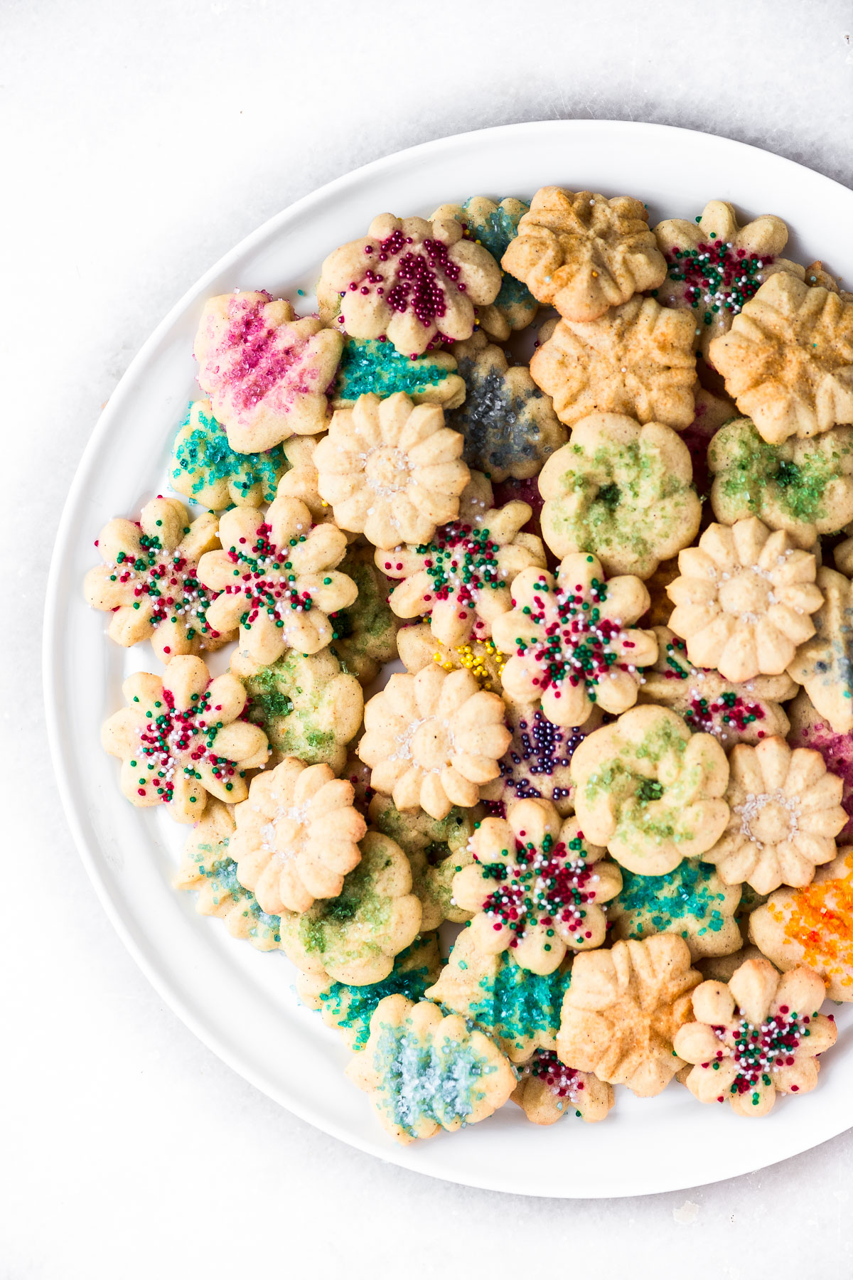 un grande piatto di biscotti spritz