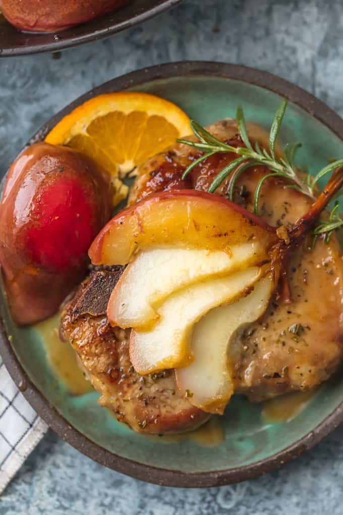 Las chuletas de cerdo con peras y borbón son la comida perfecta para el otoño. ¡Estamos obsesionados con esta receta de chuletas de cerdo con sus sabores de otoño y su atractivo decadente alimento reconfortante! Estas chuletas de cerdo con miel se frotan con hierbas aromáticas y son la mezcla perfecta de salados y dulces cuando se combinan con el bourbon y las peras frescas. ¡Esta es la mejor receta de chuletas de cerdo para el otoño!