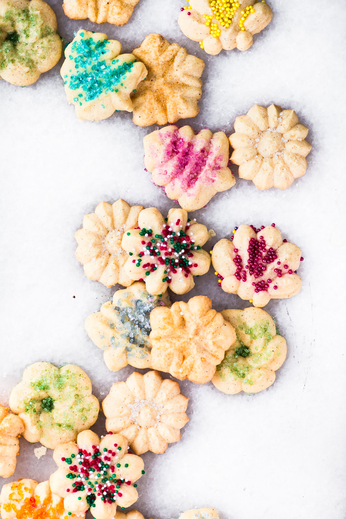 cospargere i biscotti decorati con zucchero colorato e spruzza