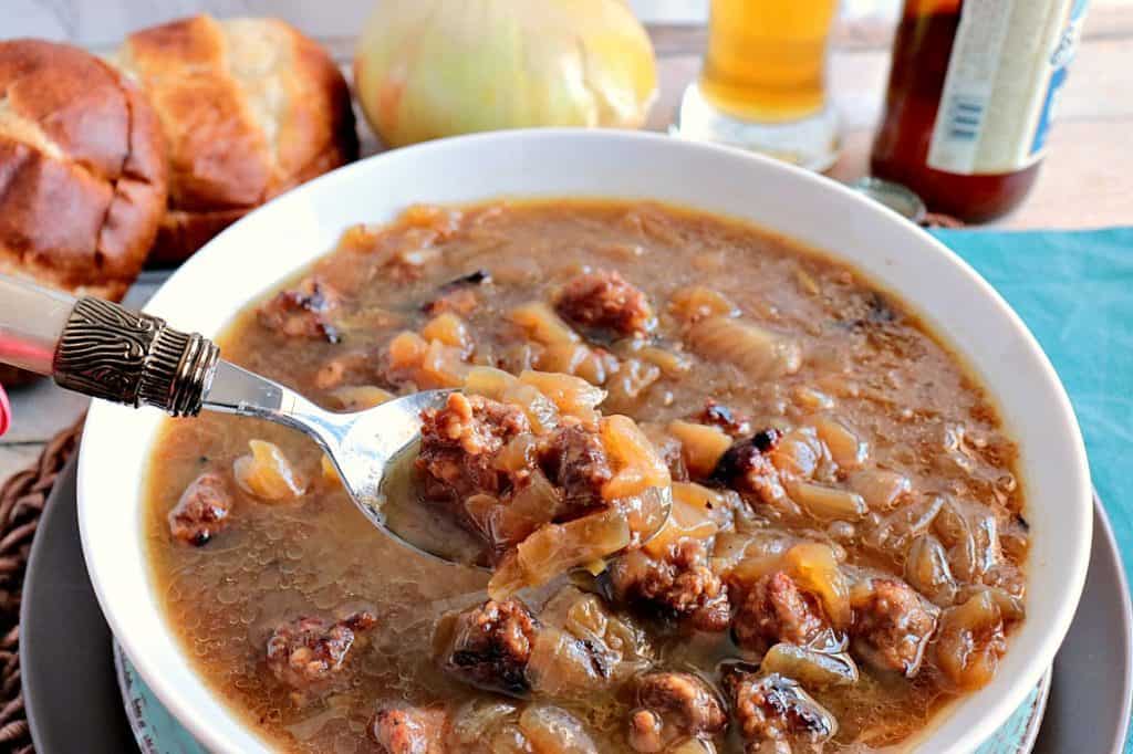 Cucchiaiata di zuppa di cipolle tedesca con birra e bratwurst 