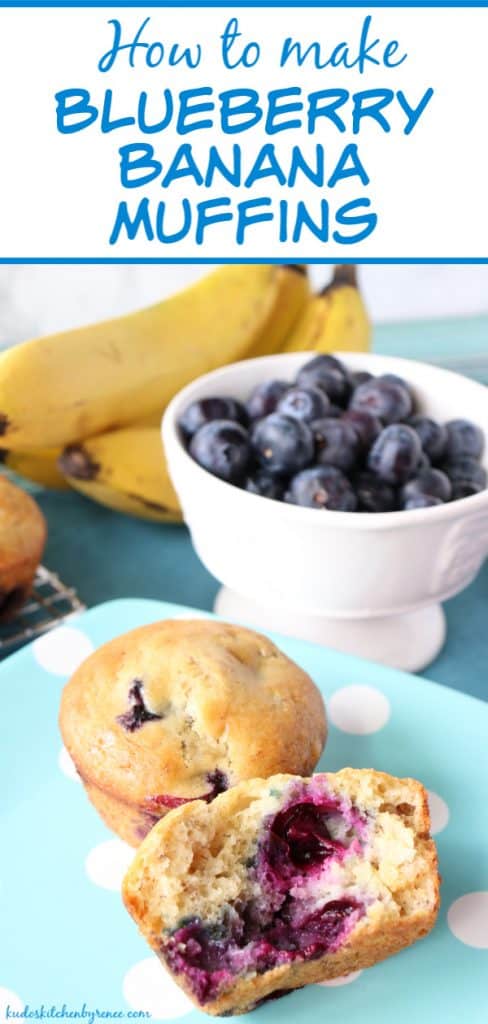 Immagine verticale lunga di un muffin ai mirtilli con una ciotola di mirtilli e un mazzo di banane nei precedenti