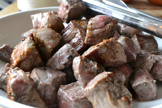 Ina Garten's Beef Bourguignon ~ il miglior piatto casalingo della regina di cucina casalinga! Questo spezzatino di manzo diventerà rapidamente il preferito dalla famiglia. #estofado #inagarten #dinner #easybeefbourguignon #beef #certifiedangusbeef #comfortfood #frenchrecipe #bestbeefbourguignon Dorare la carne per la carne di Bourguignon di Ina Garten