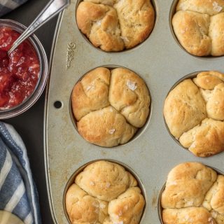 Questi ROTOLI DA CENA ICEBOX sono il pane fatto in casa facile e perfetto per ogni occasione, in particolare per il Ringraziamento e il Natale! Stupisci i tuoi ospiti in vacanza con questi muffin deliziosamente morbidi.