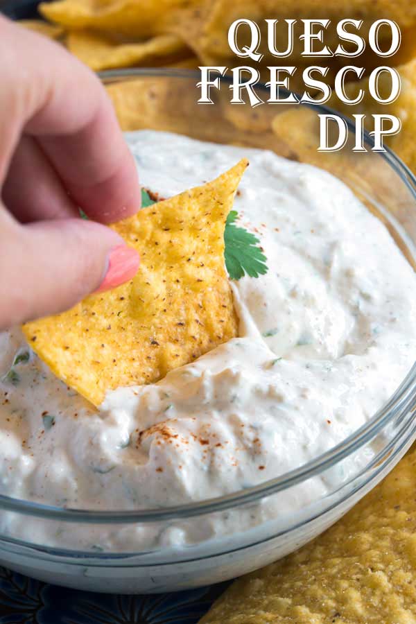 Questa salsa di formaggio fresco con panna acida richiede solo pochi minuti per essere preparata, ma ha un sapore eccezionale! Panna acida cremosa, coriandolo fresco, affresco di queso sbriciolato e alcune spezie messicane sono tutto ciò che serve per fare questo semplice tuffo di queso affresco! #mexican #appetizer #cheese 