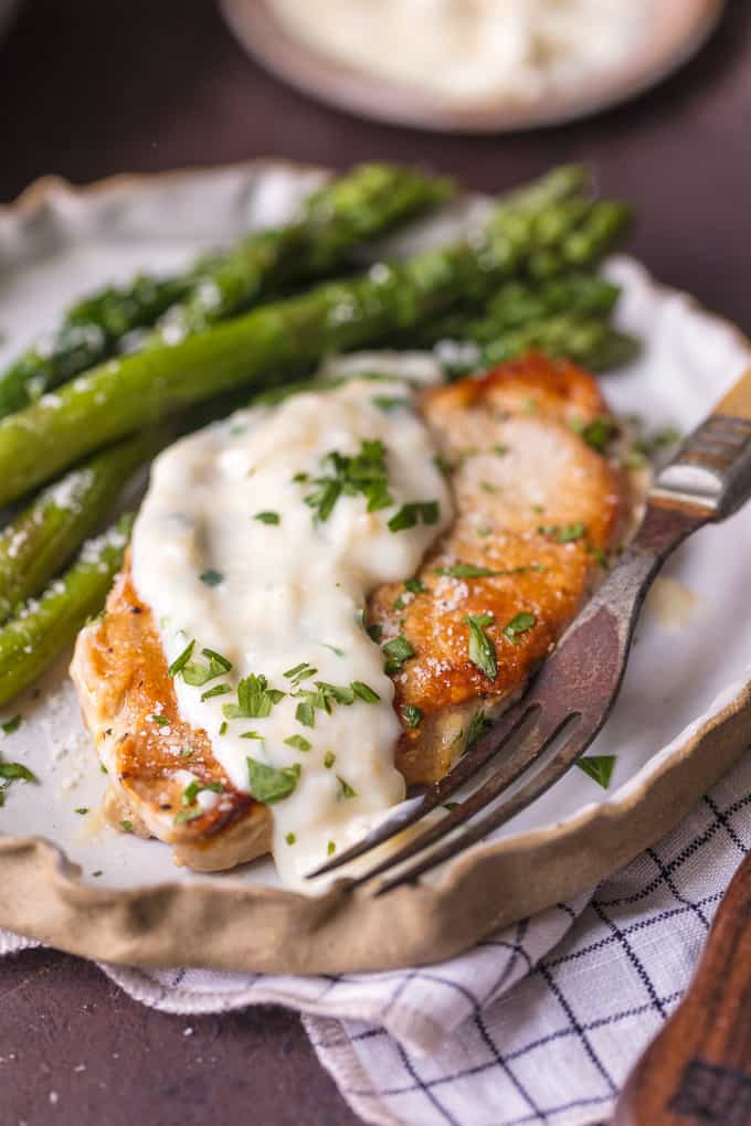 Chuletas de Cerdo con Ajo y Parmesano con Salsa de Crema