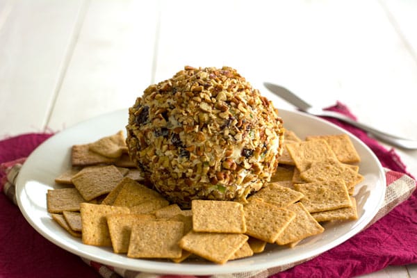 Ricetta Ball Blue Cheese Cheese Ball per feste o il Super Bowl! Ricco di sapori e consistenze come noci croccanti, sedano, peperoni e cipolle verdi! #aperitivo