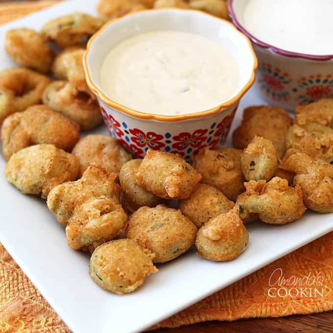 Questi snack jalapeño fritti croccanti e croccanti sono perfetti per una festa, un grande gioco o semplicemente per avere amici. La merenda perfetta per il calcio!