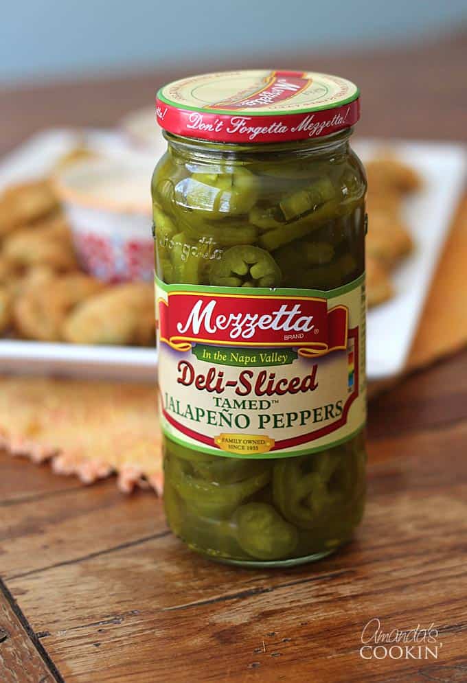 Questi snack jalapeño fritti croccanti e croccanti sono perfetti per una festa, un grande gioco o semplicemente per avere amici. La merenda perfetta per il calcio!