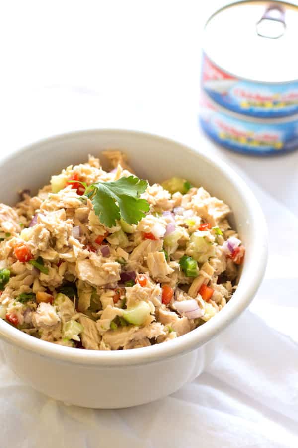 Questa insalata di tonno messicana è una festa per i tuoi gusti! Aggiorna il tuo tonno con questa versione fresca e facile che si sposa bene con l'avocado!