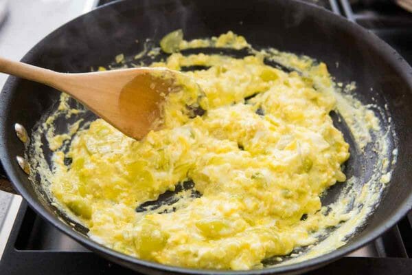rimuovere il tomatillo uova strapazzate dal fuoco