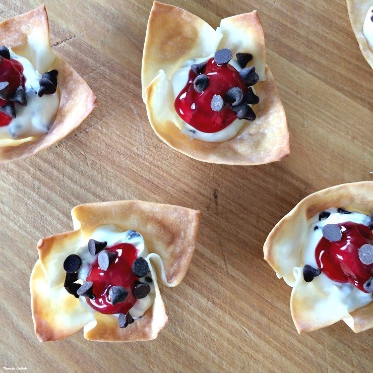 Morsi di Cherry Wonton con gocce di cioccolato
