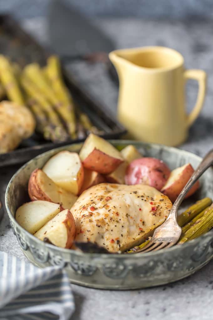 ONE PAN CHICKEN AND VEGGIES è il miglior pasto della notte durante la settimana. È un'opzione facile quando hai bisogno di qualcosa di delizioso e semplice. Il pollo all'aglio e miele con asparagi e patate è un pasto completo ed equilibrato, tutto in una padella. E inoltre, c'è solo un vassoio da pulire! Ciotola di pollo, patate e asparagi