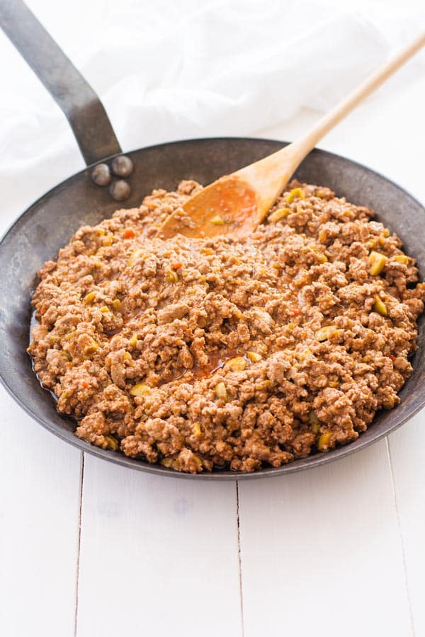 Piñon è una casseruola di piantaggine ricca fatta con strati di hashish, platani fritti, fagioli rossi e fagiolini. Prova oggi questa ricetta per il pignone di manzo e banana portoricano!