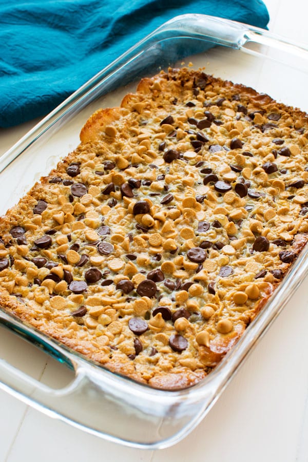 5 barrette di burro di arachidi al cioccolato con ingredienti magici! Dessert ricco e dolce di una padella con latte condensato zuccherato e una crosta di cracker graham.