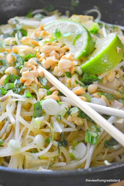 riempire le tagliatelle tailandesi con il tofu