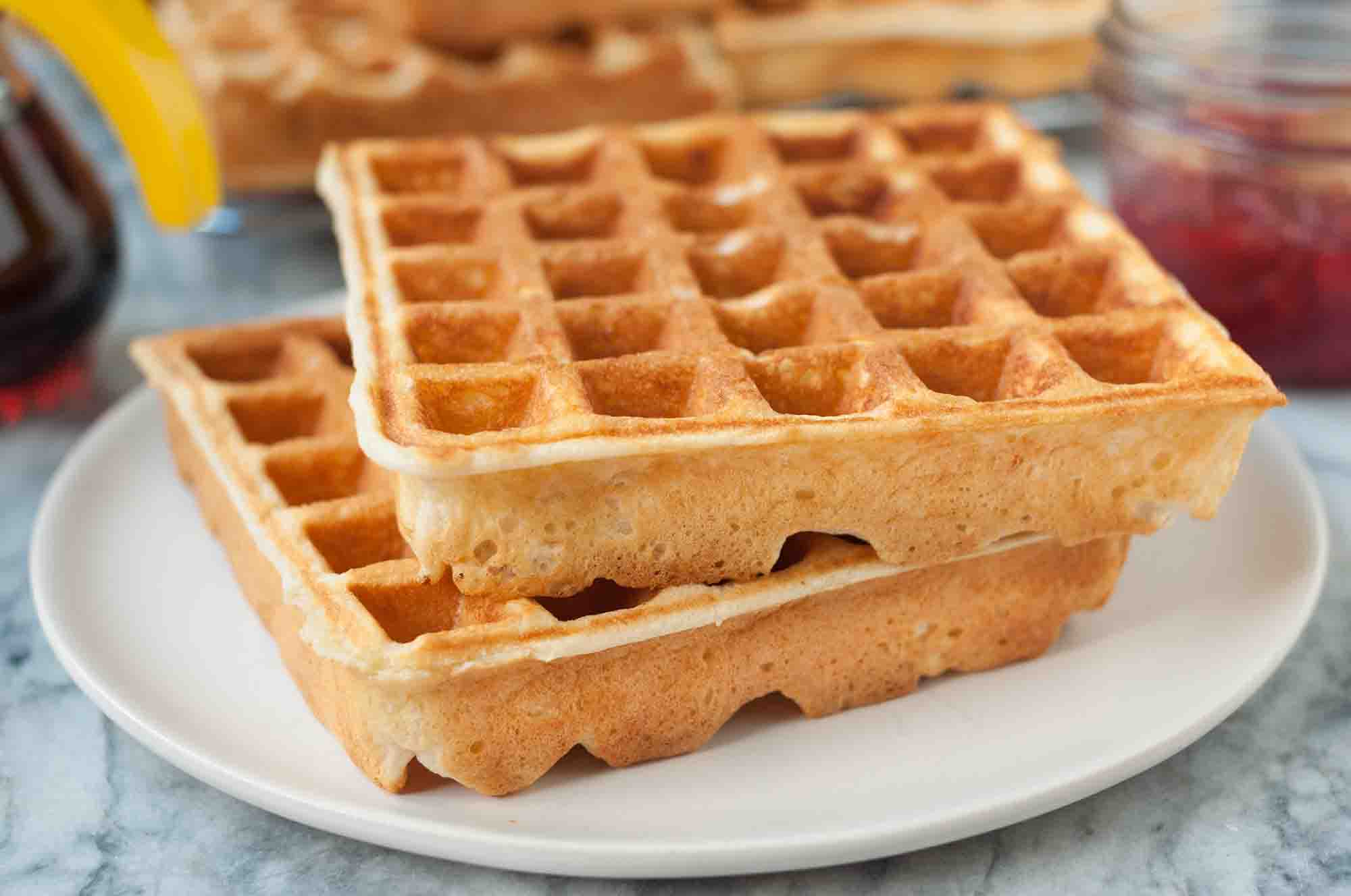 Due cialde croccanti fatte con la ricetta waffle al latticello