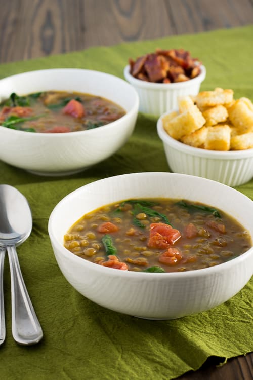 Zuppa di lattuga con pancetta al pomodoro e lenticchie - Il classico incontra il comfort in questa zuppa semplice e veloce!