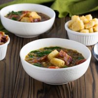 Minestra di lenticchie al pomodoro con lattuga e pancetta