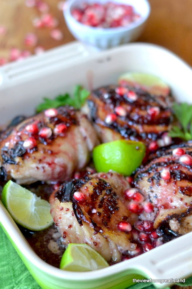 Bacchette di pollo glassate al lime e al melograno in una teglia verde