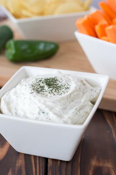 Dill Dip: una giornata di gioco facile o uno spuntino di festa con patatine fritte e verdure per immersione. Fatto in casa molto meglio!