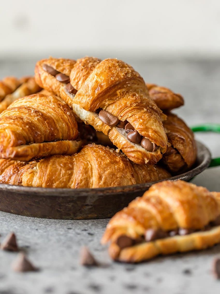 Cornetti al cioccolato su foglio di pane | Cookie novizio