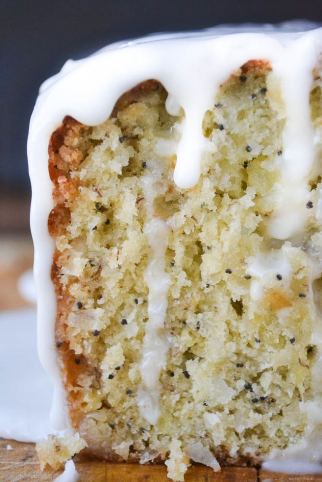 Pane alla banana glassato all'ananas con glassa gocciolante