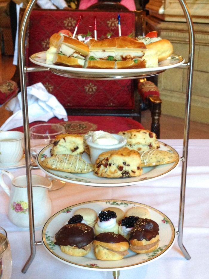 Crema coagulata fatta in casa ~ una crema per tè e focaccine al pomeriggio. #scones #clreamcream #devoncream #doublecream #Britain #hightea #tea #homemade #easy #clottedcreamrecipe #recipe #bestclottedcream #devonshire #traditional #howtomake Un vassoio da tè a più livelli con panini e panini per l'High Tea al Biltmore