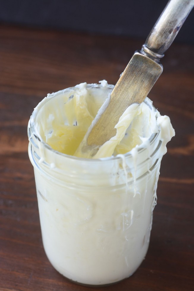 Crema coagulata fatta in casa ~ (anche conosciuta come Devonshire o Cornish Cream) Questa lussuosa crema spalmabile è un must per il tè e le focaccine al pomeriggio, # easy #recipe # cos'è #howtomake #devon #authentic #oven #instantpot #cornish #tea #scones #home # britannici # brunch # colazione Crema coagulata fatta in casa in un barattolo con un coltello