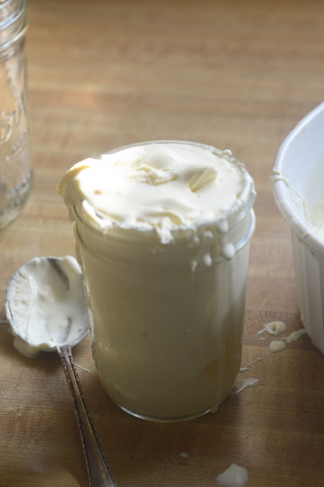 Crema coagulata fatta in casa ~ (anche conosciuta come Devonshire o Cornish Cream) Questa lussuosa crema spalmabile è un must per il tè e le focaccine al pomeriggio, # easy #recipe # cos'è #howtomake #devon #authentic #oven #instantpot #cornish #tea #scones #home # britannici # brunch # colazione crema coagulata fatta in casa in un barattolo di vetro, con un cucchiaio.