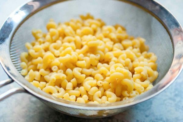 Top stufa a Mac e formaggio con pasta per cuocere il pollo