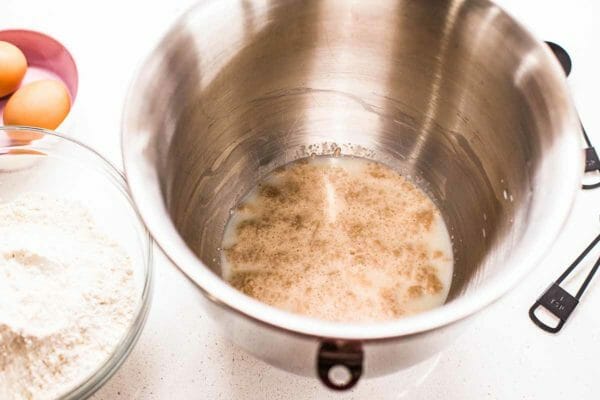 I rotoli di marmellata di lamponi combinano lievito, latte e zucchero